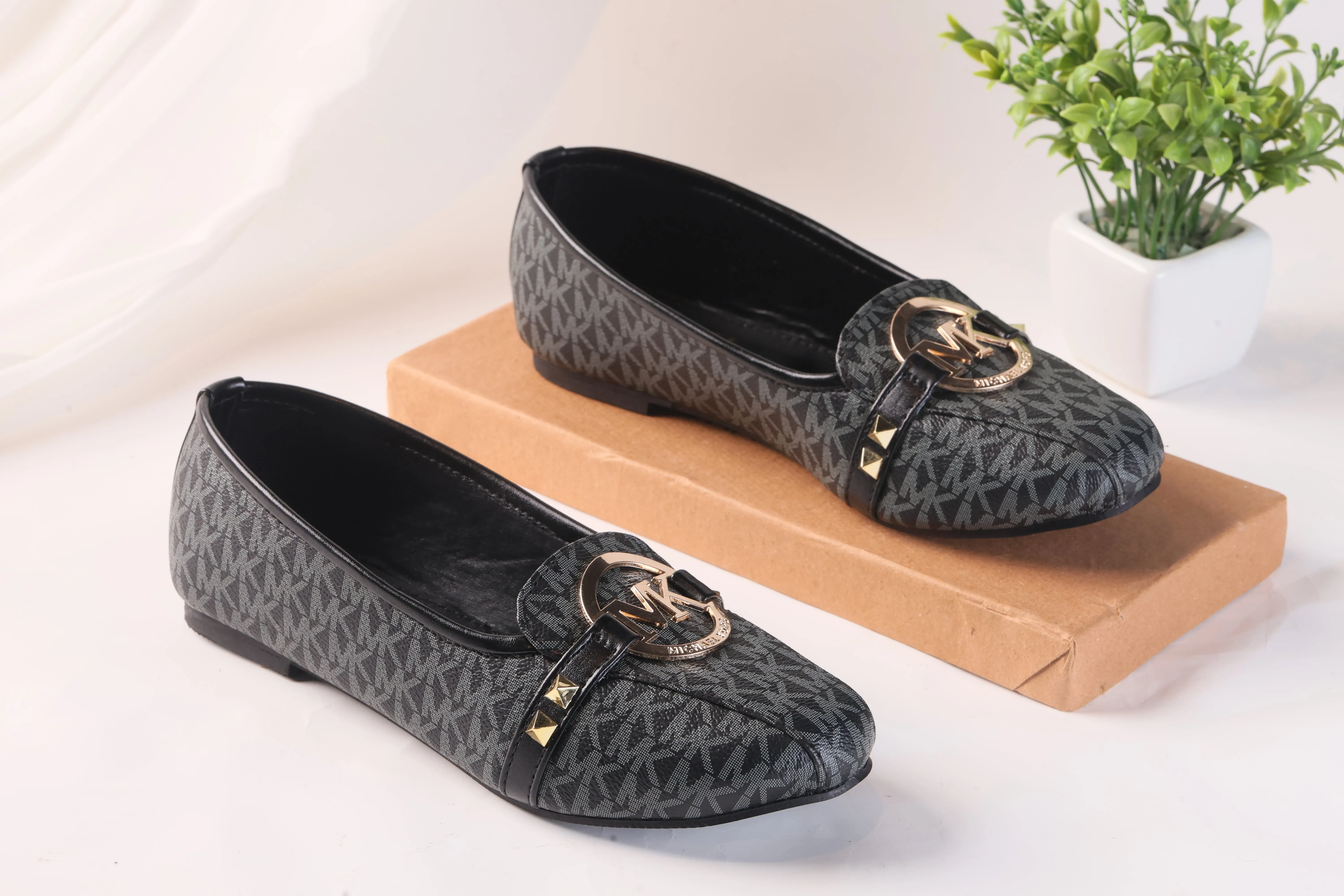 MICHAEL KORS ALICE LOGO BALLET FLAT PUMPS - BLACK