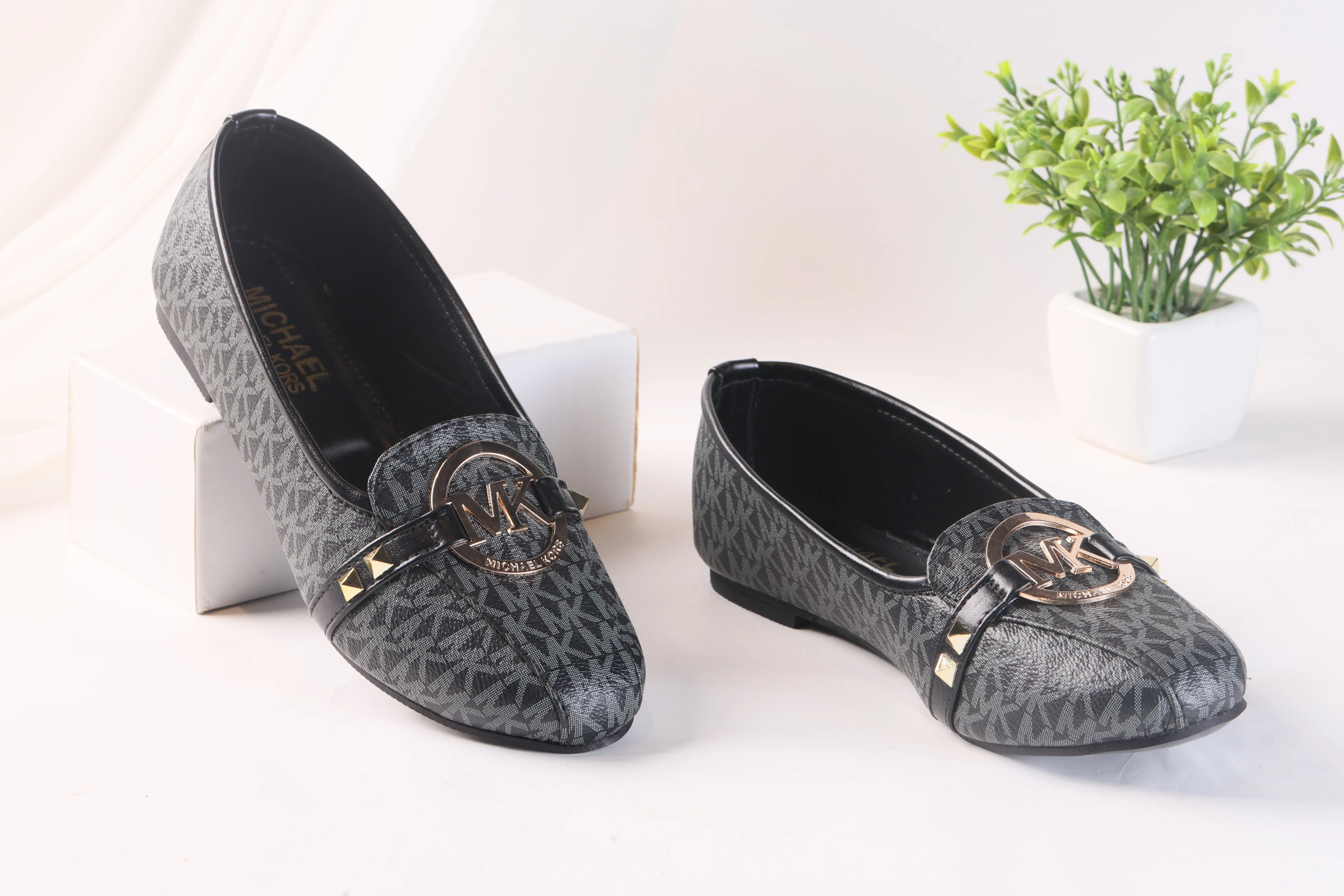 MICHAEL KORS ALICE LOGO BALLET FLAT PUMPS - BLACK