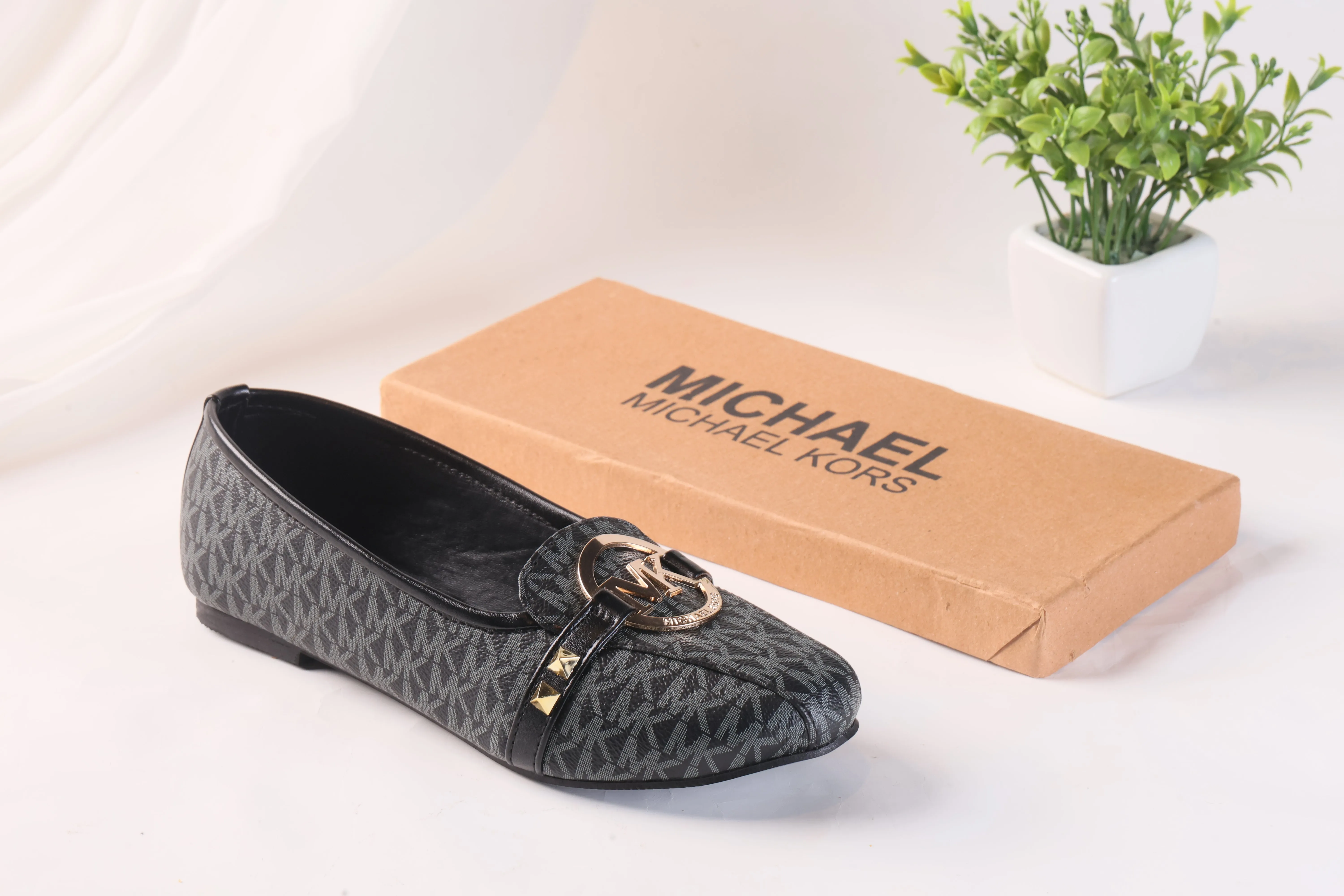 MICHAEL KORS ALICE LOGO BALLET FLAT PUMPS - BLACK