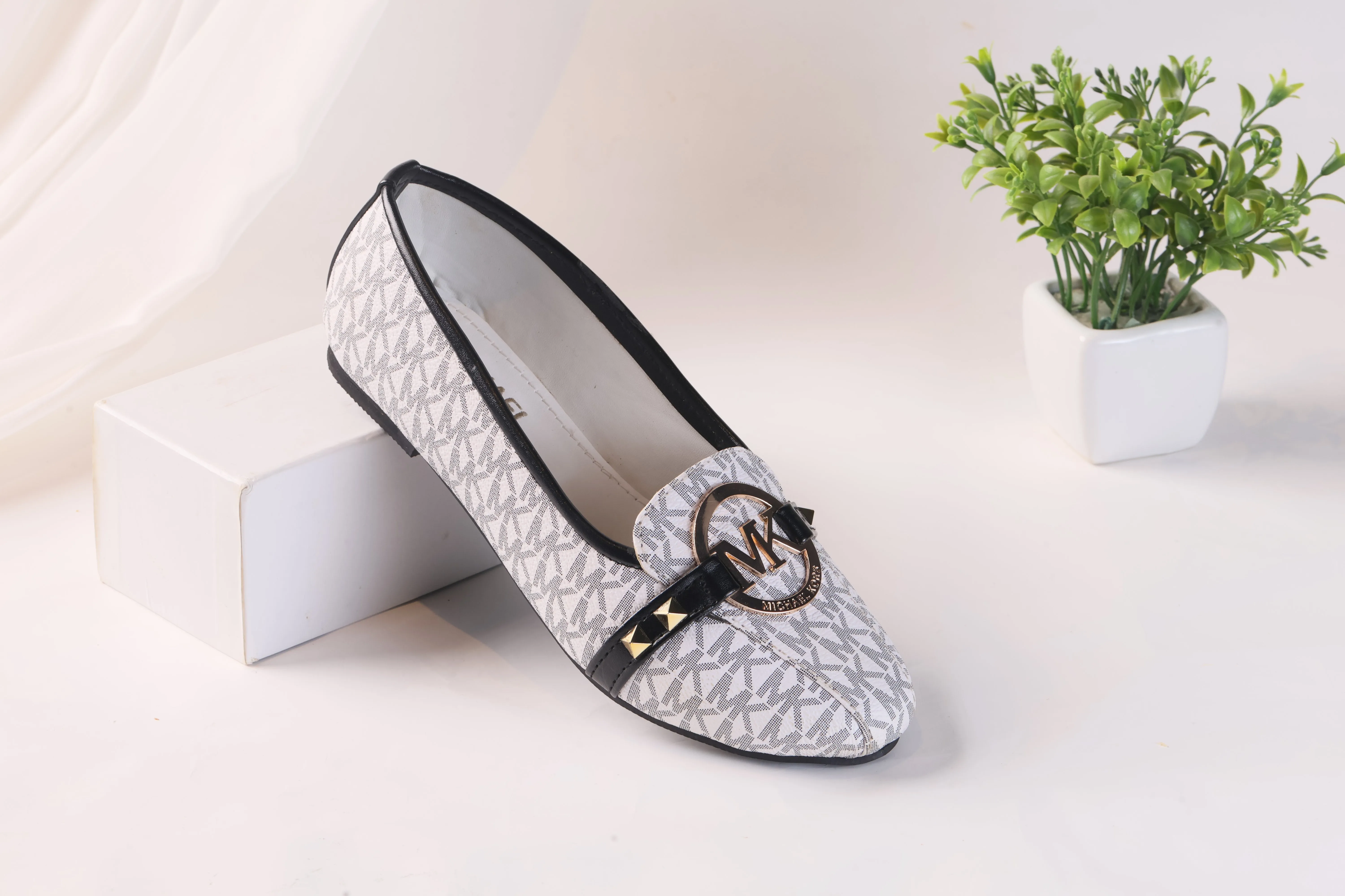 MICHAEL KORS ALICE LOGO BALLET FLAT PUMPS - WHITE