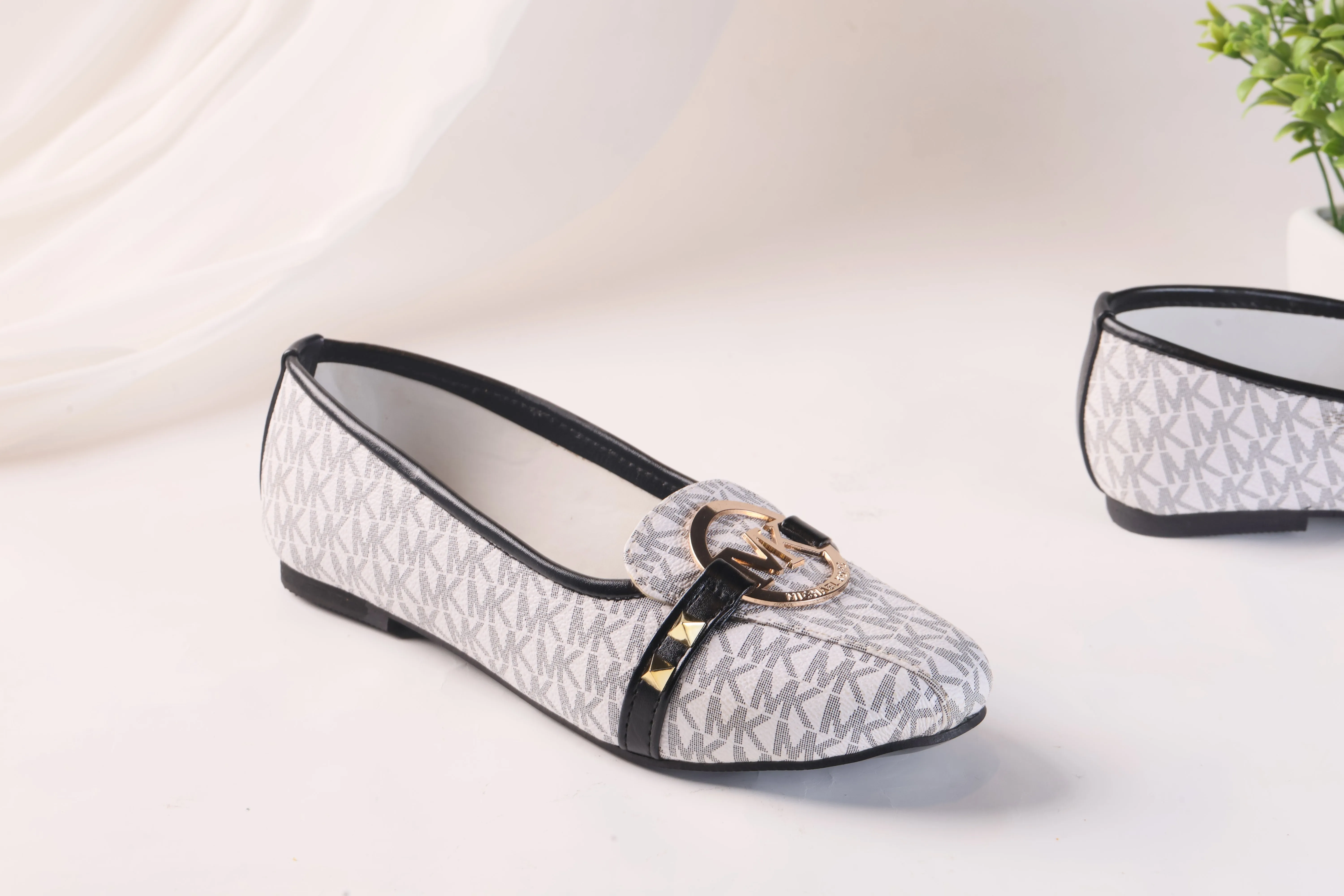 MICHAEL KORS ALICE LOGO BALLET FLAT PUMPS - WHITE