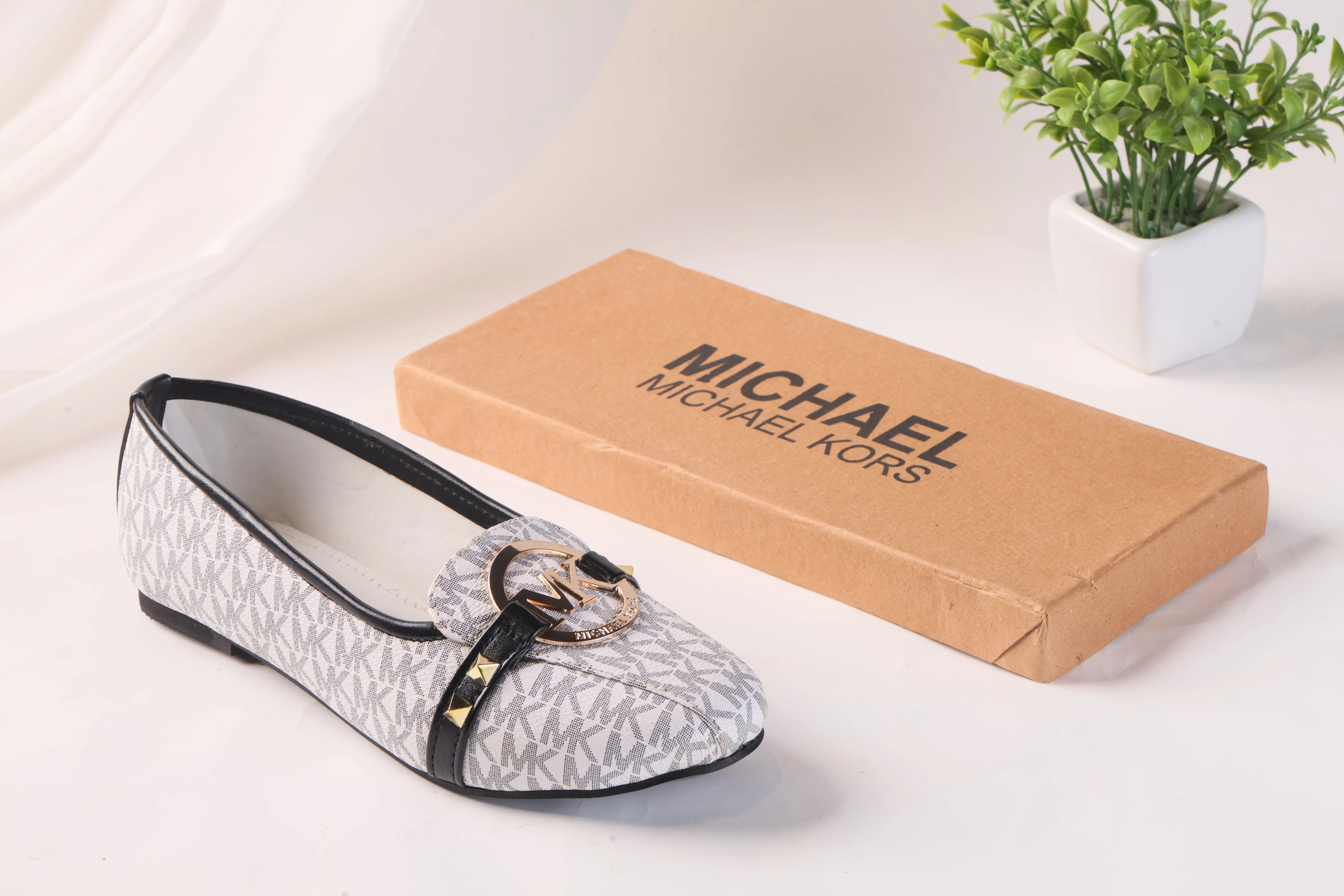 MICHAEL KORS ALICE LOGO BALLET FLAT PUMPS - WHITE