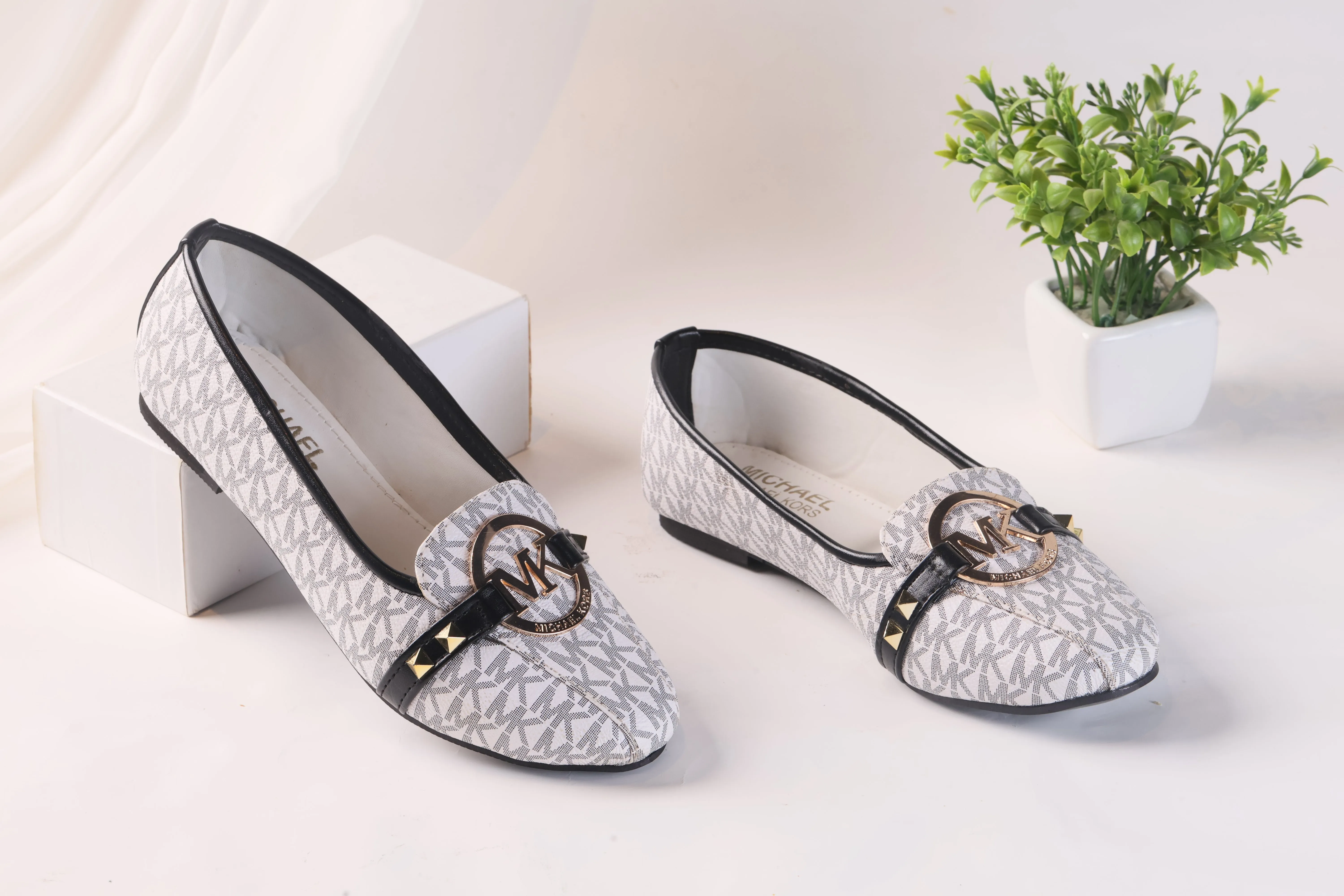 MICHAEL KORS ALICE LOGO BALLET FLAT PUMPS - WHITE