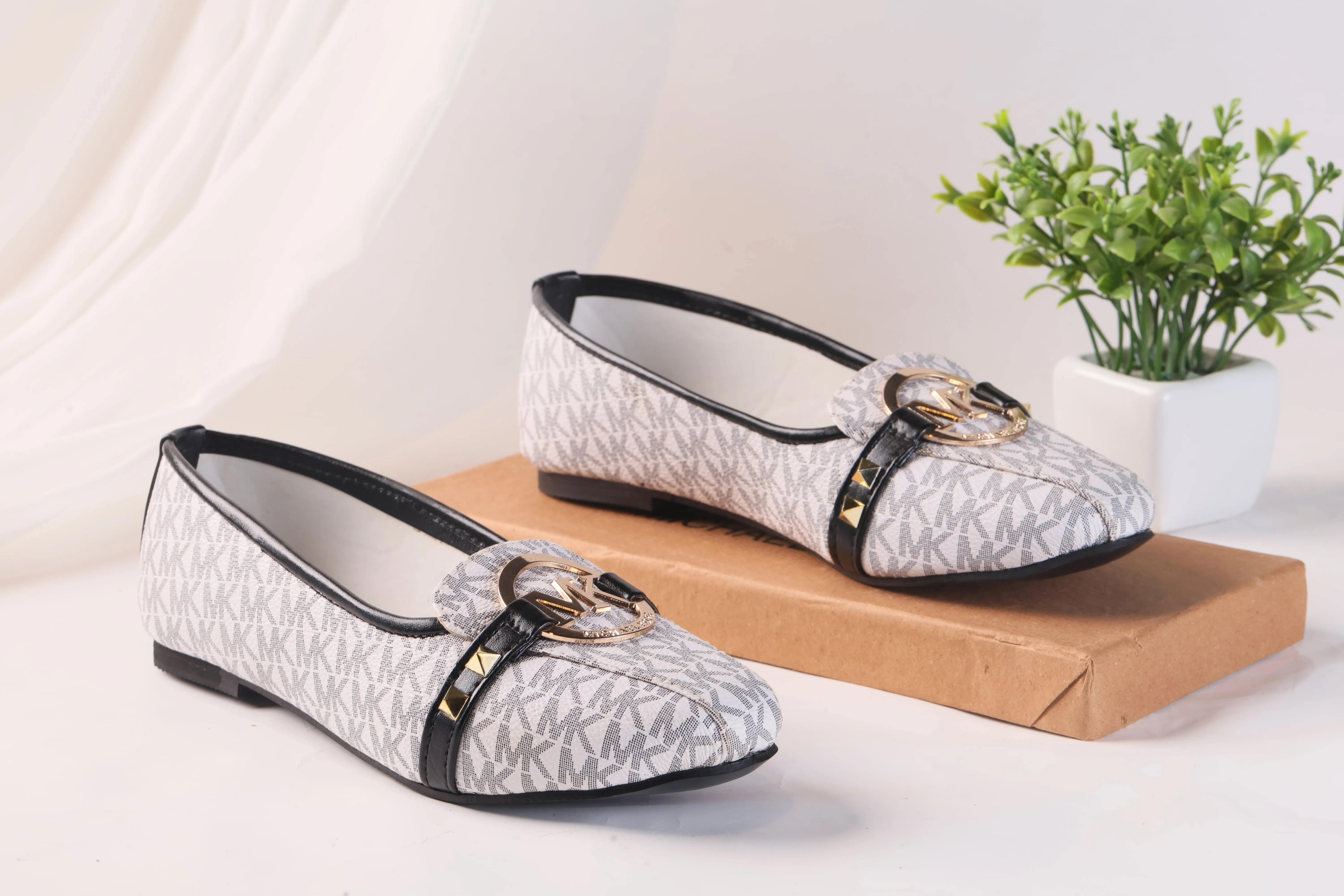 MICHAEL KORS ALICE LOGO BALLET FLAT PUMPS - WHITE