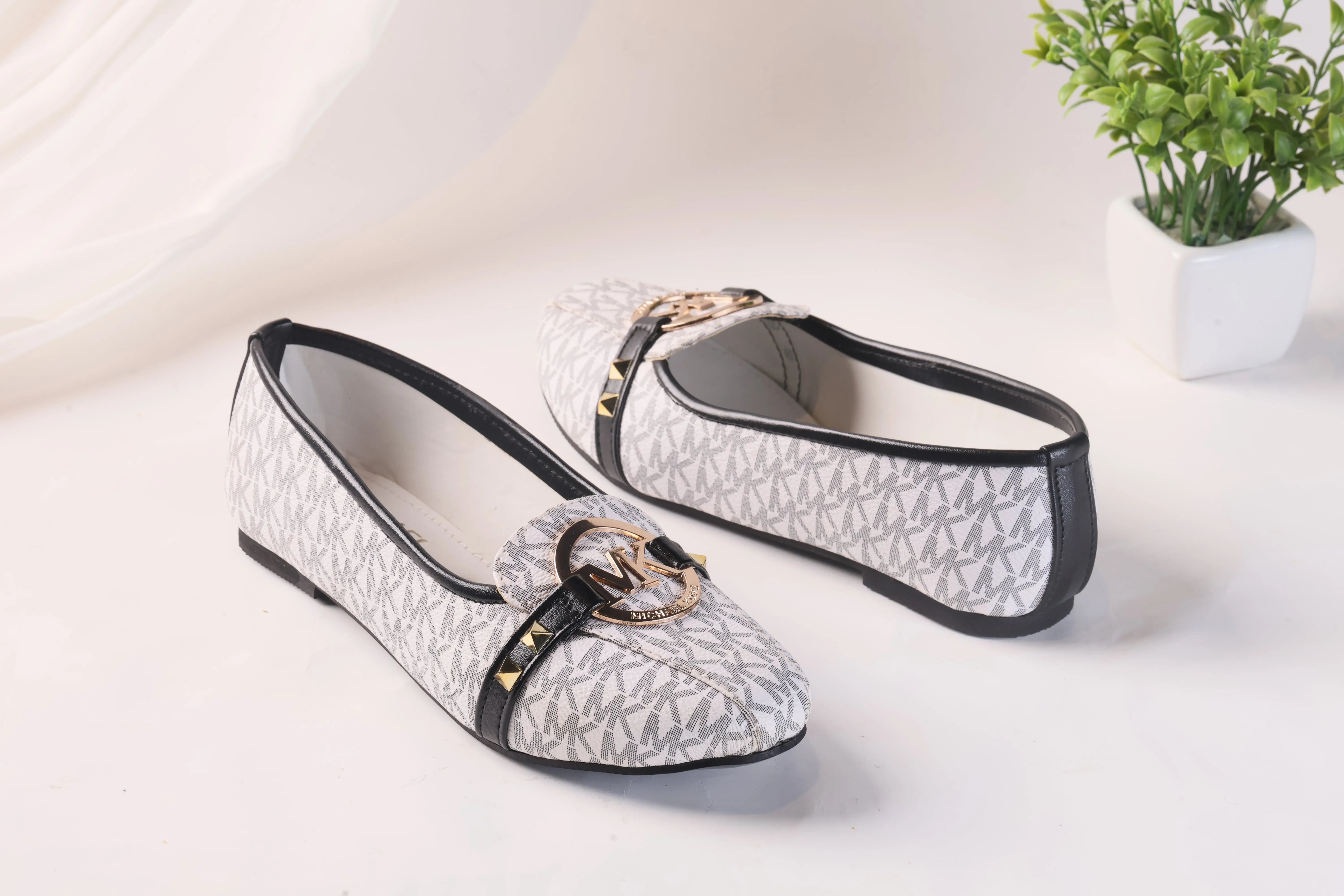 MICHAEL KORS ALICE LOGO BALLET FLAT PUMPS - WHITE