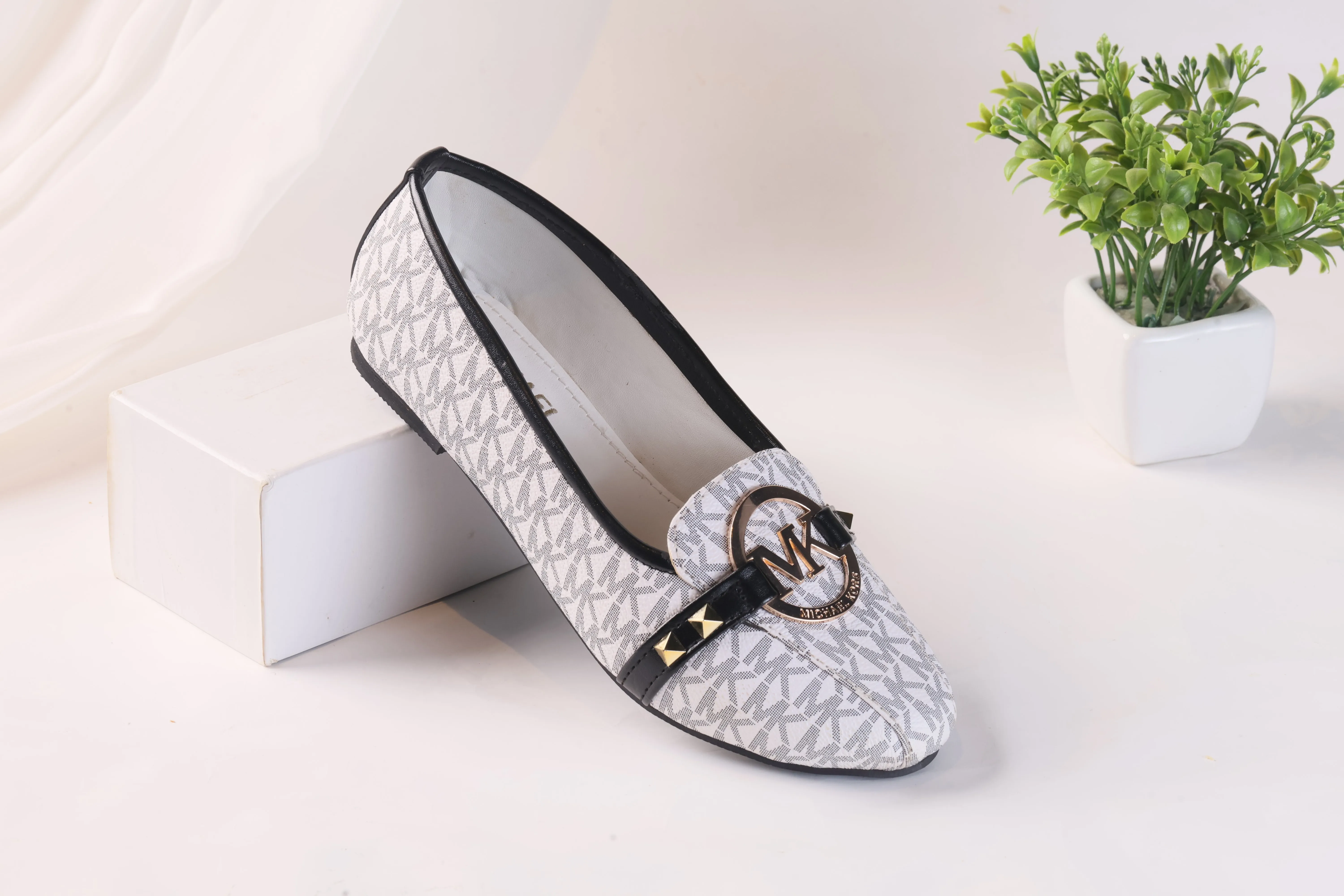 MICHAEL KORS ALICE LOGO BALLET FLAT PUMPS - WHITE