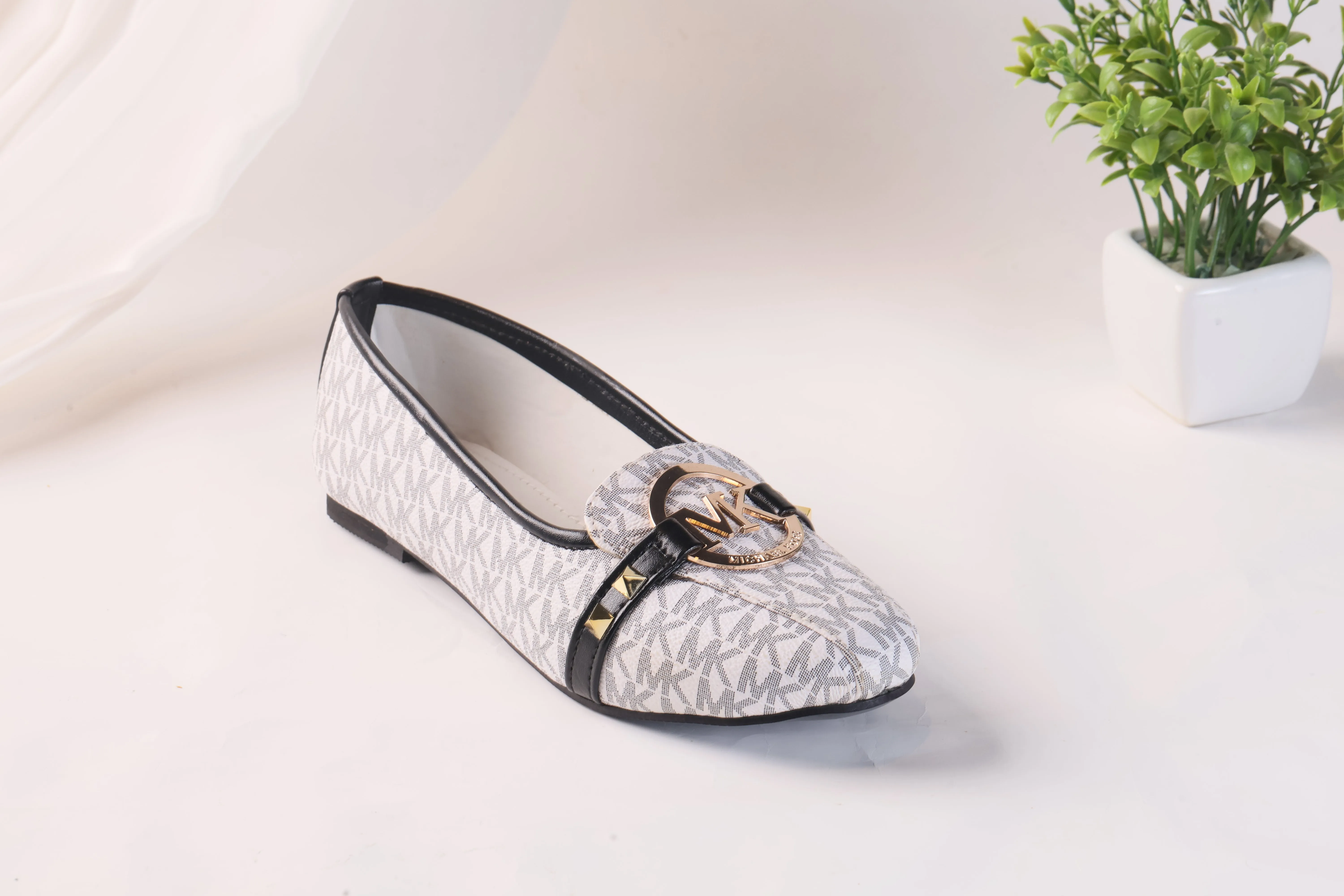 MICHAEL KORS ALICE LOGO BALLET FLAT PUMPS - WHITE