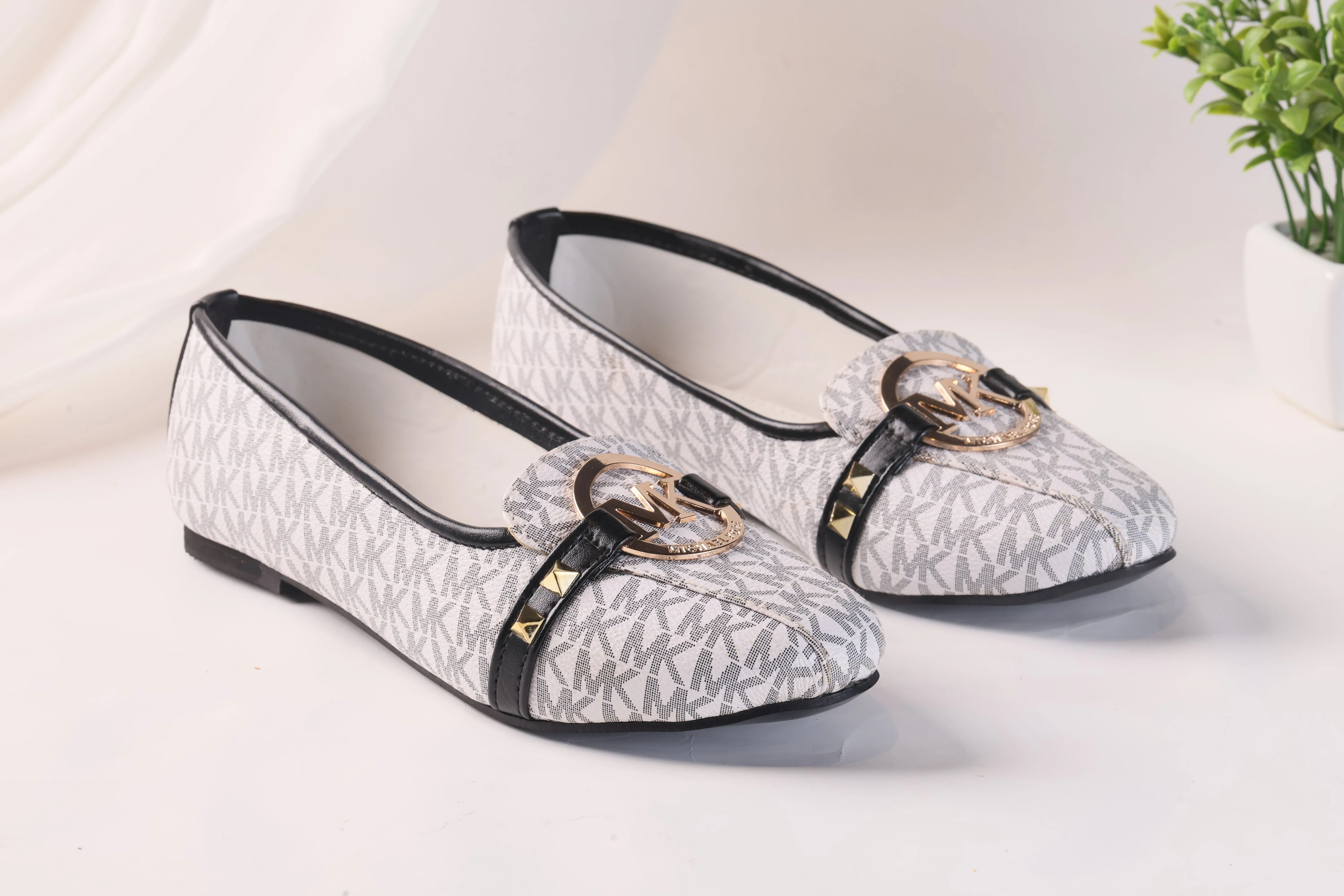 MICHAEL KORS ALICE LOGO BALLET FLAT PUMPS - WHITE
